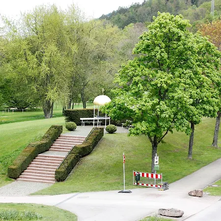 Kuhler Brunnen Mit Gastehaus